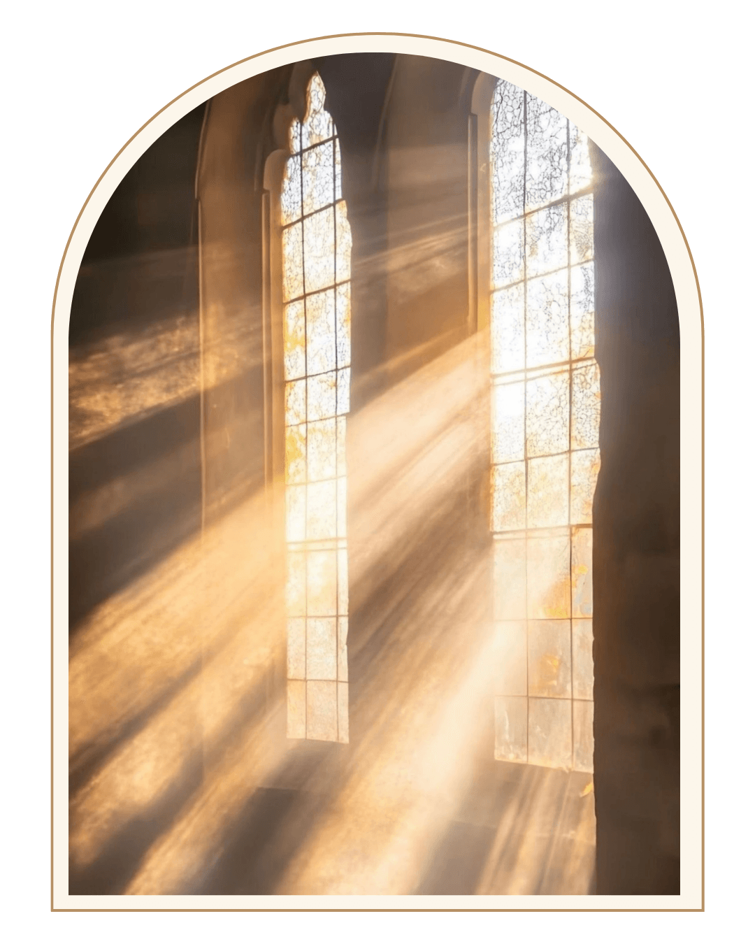 Arche lumineuse avec grandes fenêtres et rayons de soleil, utilisée pour illustrer le service d’illustration sur la page d’accueil.