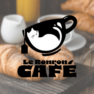 Logo Le Ronron Café avec chat dans une tasse présenté devant un petit-déjeuner.