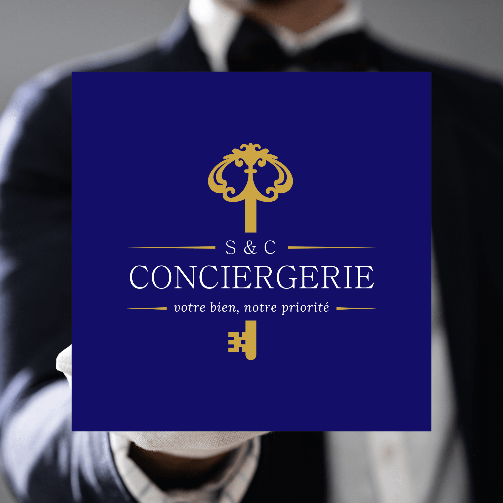 Logo S&C Conciergerie bleu et doré présenté par un professionnel en uniforme.
