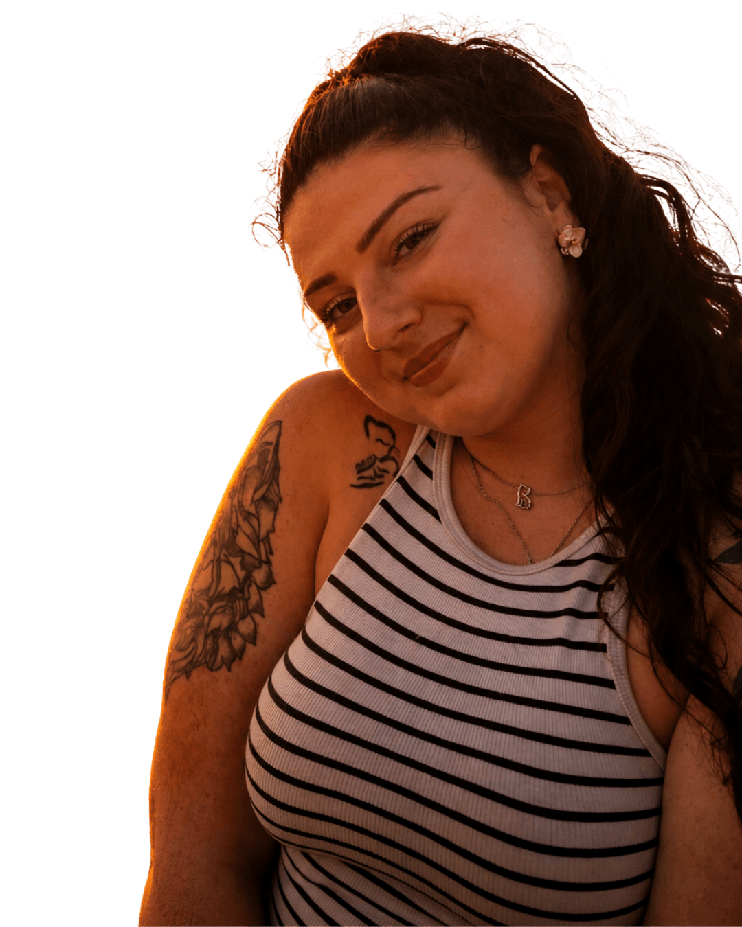 Portrait de Léa souriante, utilisé pour présenter la créatrice de Maison Okami.