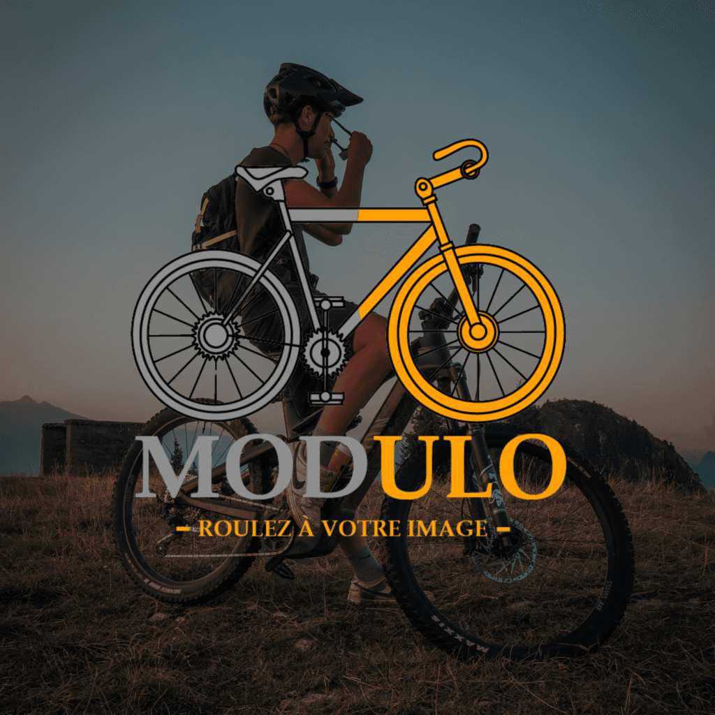Logo Modulo avec vélo stylisé présenté devant un cycliste en pleine nature.