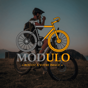 Logo Modulo avec vélo stylisé présenté devant un cycliste en pleine nature.