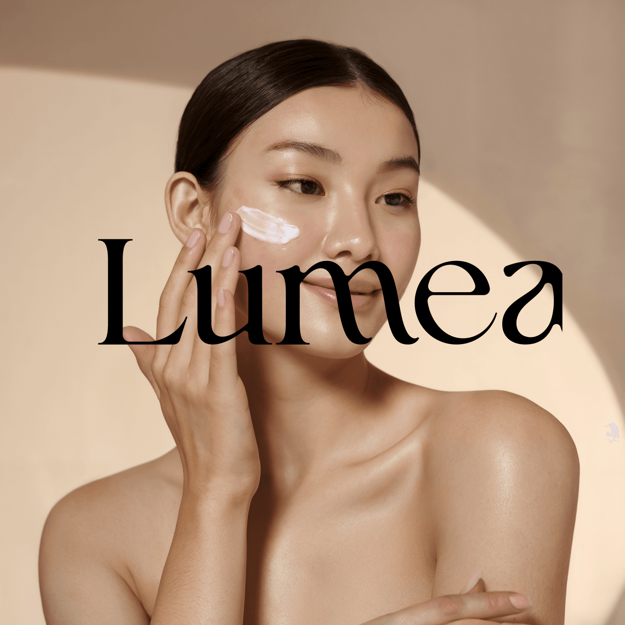Logo Lumea présenté sur une femme appliquant une crème de soin sur son visage.