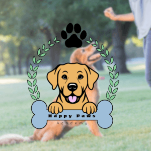Logo Happy Paws Academy présenté devant un chien en séance d’éducation canine en extérieur.