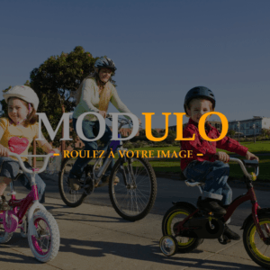 Logo Modulo noir et orange présenté sur une photo de famille à vélo
