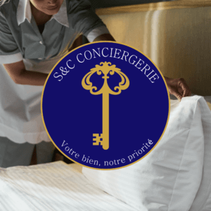 Logo rond bleu et doré de S&C Conciergerie sur fond de service hôtelier