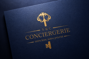 Mockup du logo doré de S&C Conciergerie sur fond bleu marine